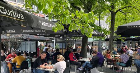 Sur les terrasses d’une grand place, chacun choisit son plaisir © P. Sauveur